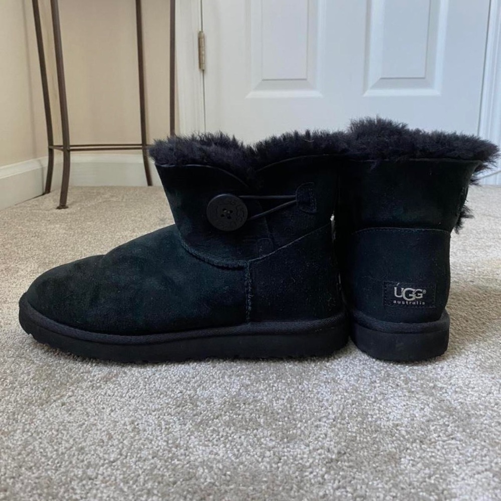 Ugg Mini Bailey Button Boot in black- size 8